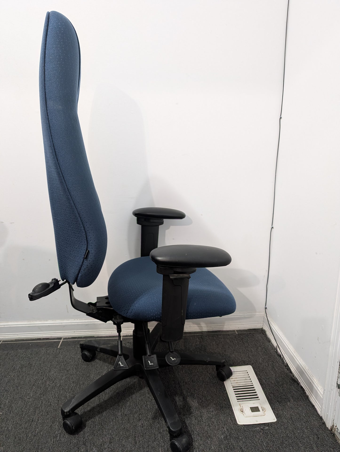 Ergonomic High-Back Office Chair – Adjustable & Comfortable for Extended Use