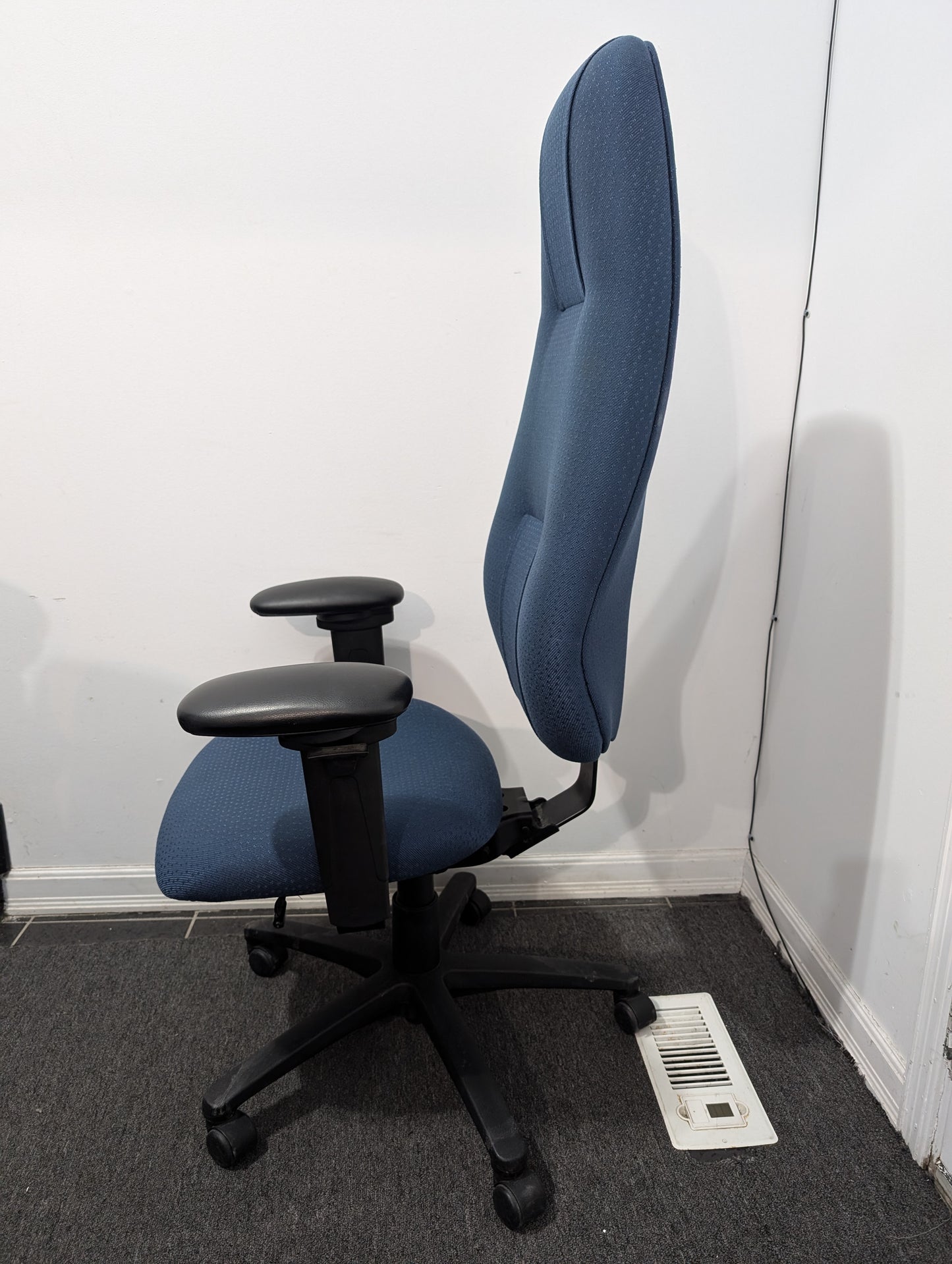 Ergonomic High-Back Office Chair – Adjustable & Comfortable for Extended Use