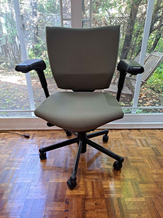 Haworth Office Chair – Ergonomic Grey Task Seating